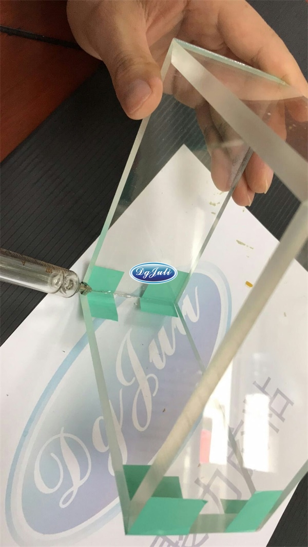 用針筒給給亞克力縫隙點膠