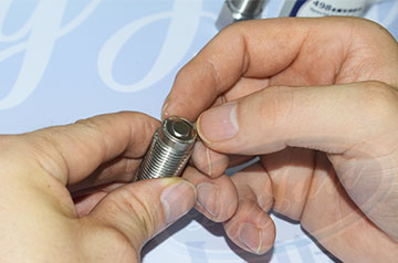 用什么快干膠水粘金屬好？ 聚厲牌金屬快干膠因低白化高強度而熱銷