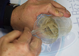 將環氧AB膠混合均勻